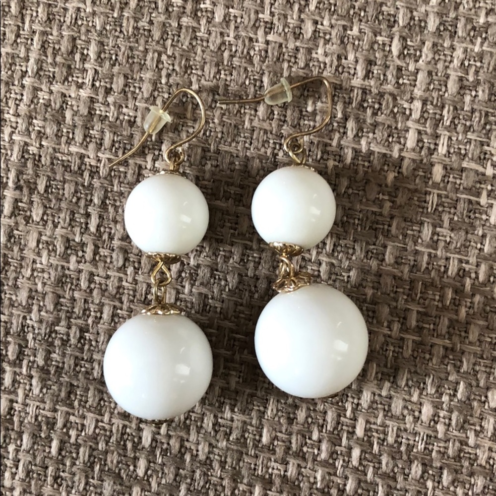 I’m selling white and gold earring